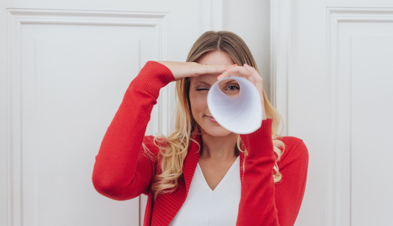Papier Fernrohr Frau Istock 1077230840