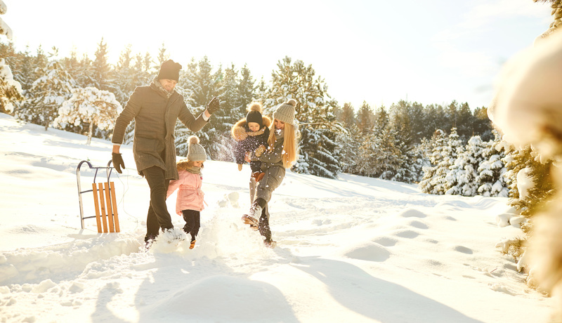 Familie Winter Schnee Istock 1199862565 Web