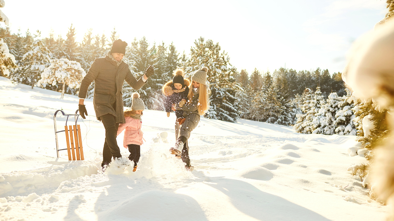 Familie Winter Schnee Istock 1199862565 Web