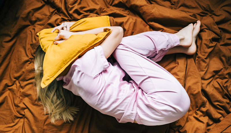 Schlafstörung Frau Bett Web