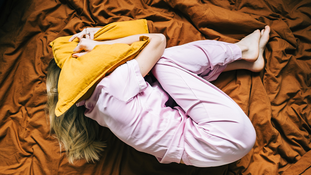 Schlafstörung Frau Bett Web