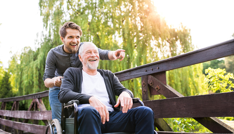 Pflege Angehoerige Vater Sohn Rollstuhl Web