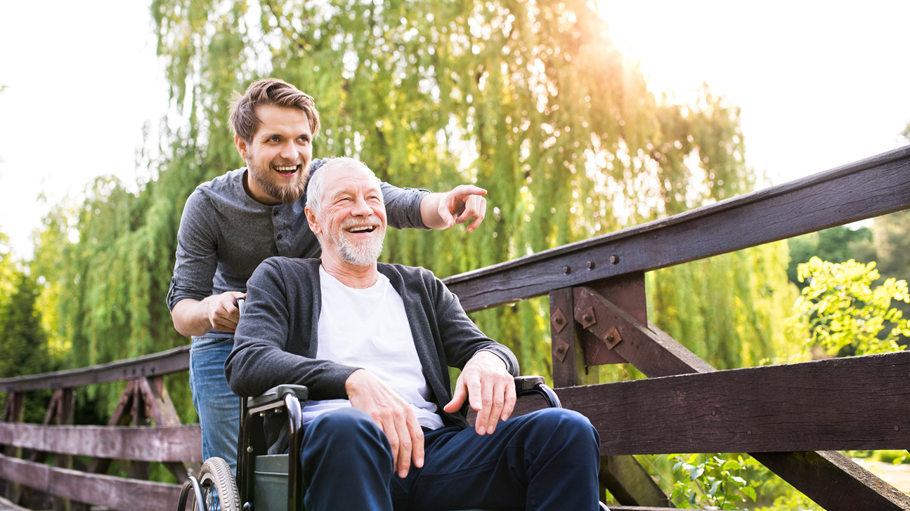 Pflege Angehoerige Vater Sohn Rollstuhl Web